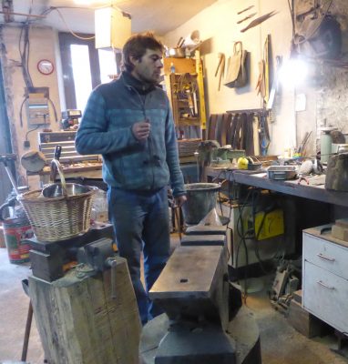 Small-scale knife craftsman