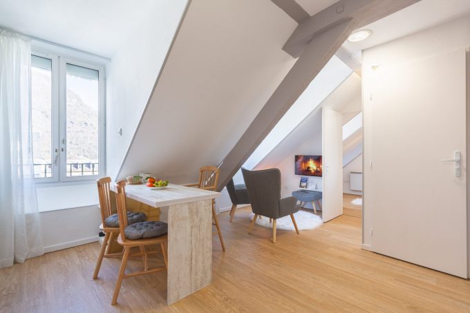 1.Salon-cosy-et-lumineux-avec-vue-sur-les-toits-et-montagnes-le-perchoir-d-etigny-min