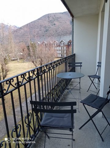 10—Balcon-avec-chaises-et-table