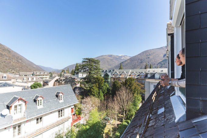 14.Vue-imprenable-sur-les-toits-en-ardoise-typique-de-la-vallee-luchonnaise-min