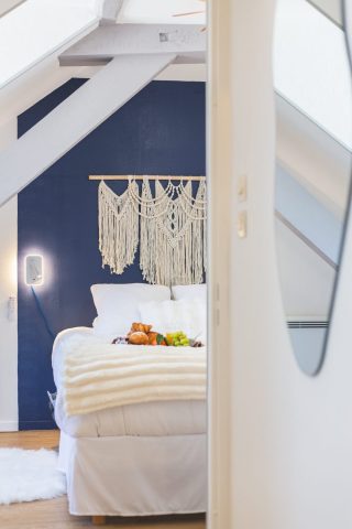 15.Chambre-douillette-et-lumineuse-pour-une-nuit-reposante-min