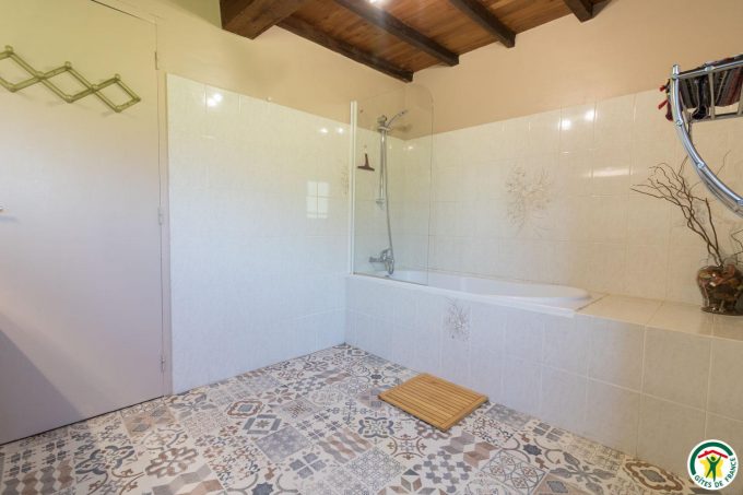 31G100135-097fa33d9c04453f8ab678266bc7f898