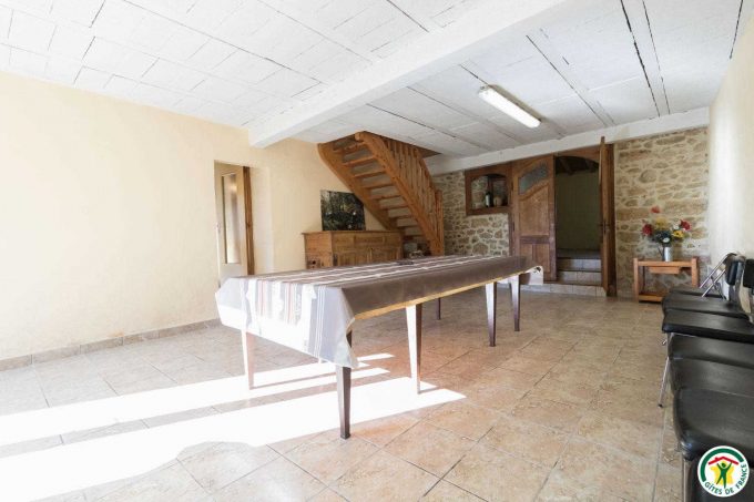 31G100135-73bb7618db604835a063edc37f3d0c6e