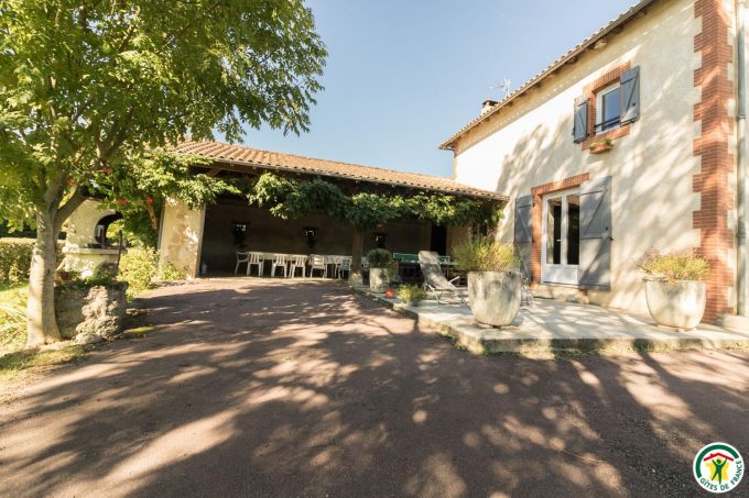 31G100135-b500c5104a5c4d52a857ce4df0e04ee2