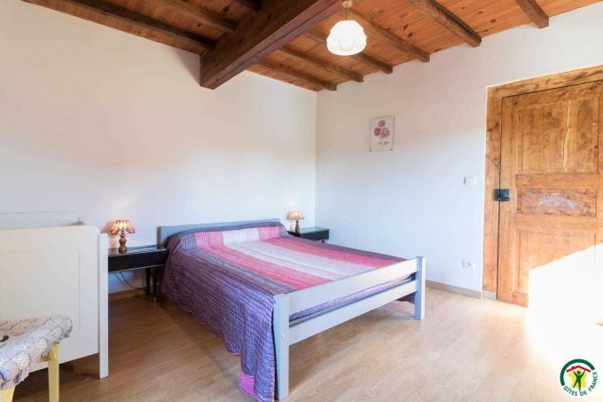 31G100135-c6653ded63844ce084aac25a9d89491f