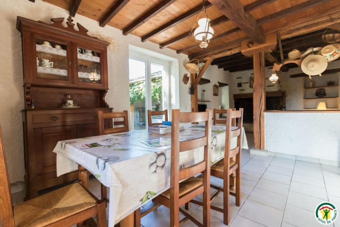 31G100135-fba5b894db334815a8d2e910a34197ab