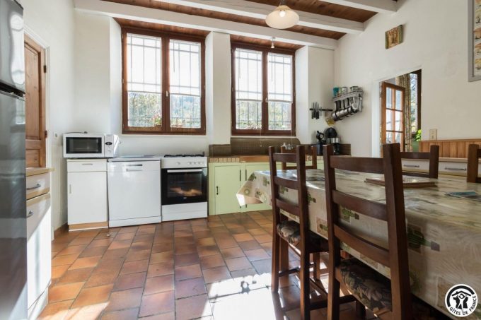 31G100211-cf42fc78a0bb473cac167547e1e1abe5