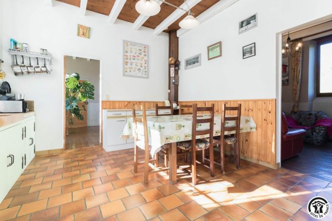 31G100211-edcee9af1b294368bc8b9c78896fe501