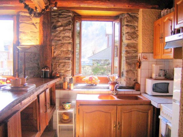 31G100247-3fd82a6969454bc7a5a3b1cc2b37cfbc