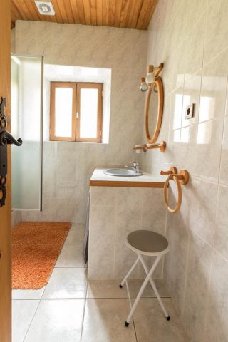 31G100254-5ac96b3f25244765b0db60d02369cc93