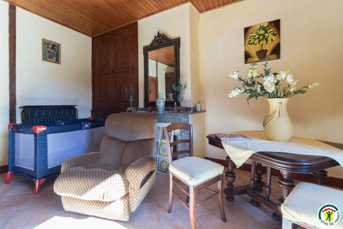 31G100358-c14a0efe5be94c59974b7b4253b77dd9