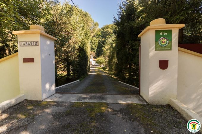 31G100358-efb278073c8142aa917dd2f1a5ac4107