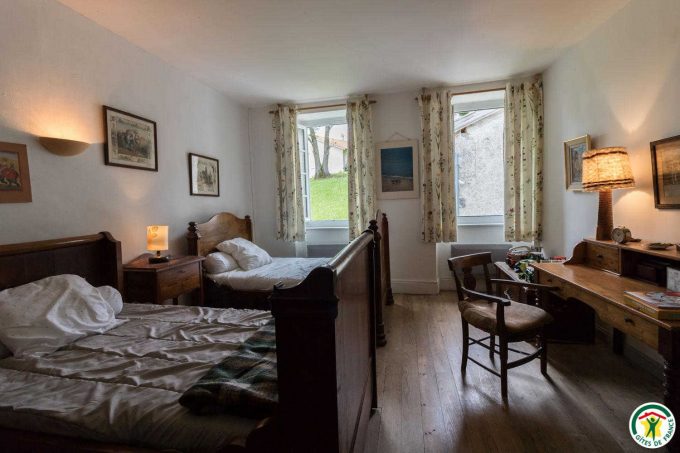 31G100403-24a4a0e18070450db288f34e62496fb7