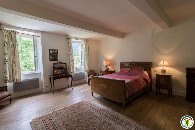 31G100403-6b91129eebd0424cae831dbfb85ae531