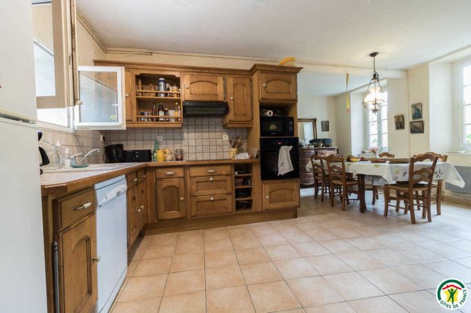 31G100403-6dc0c5656634441bbac92e89b1b97e27