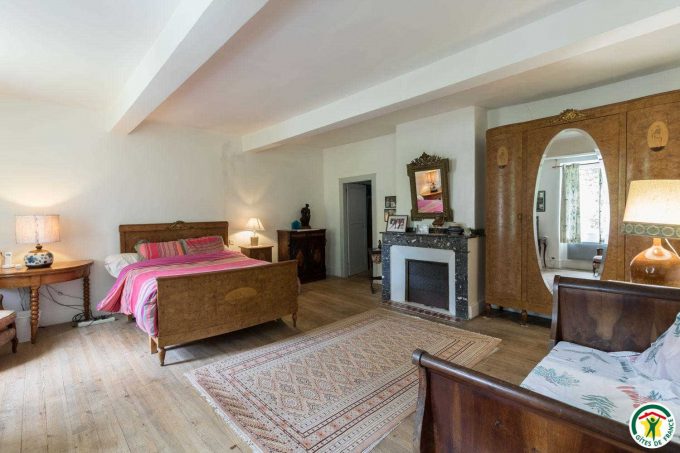 31G100403-70bc8176f1e54b29b9da70823bd611b7