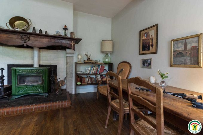 31G100403-807687b12e834b0a9b160b716dc46237