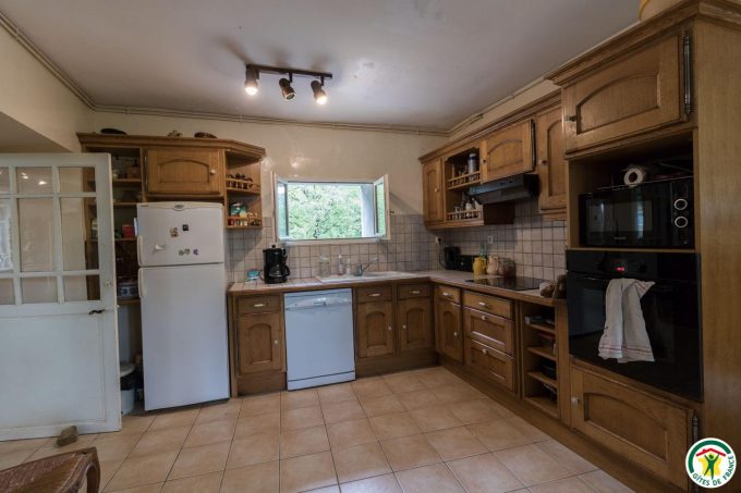 31G100403-8f438af2c74346d8b5bf3d53b6fcb6b7