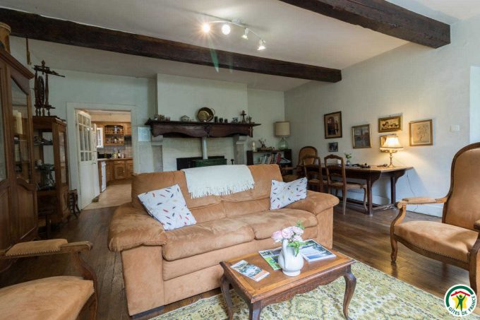 31G100403-a8e25ee94ca74a639899485a1fd8d0d6