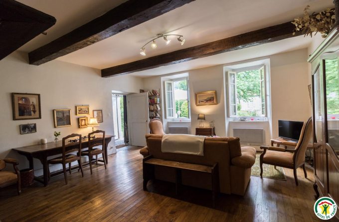 31G100403-c2c88762a4a94608987614f72d2ef6b4