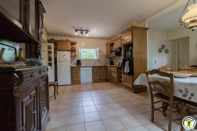 31G100403-d4b5ed5e112f4e19a43443d1240d38f0