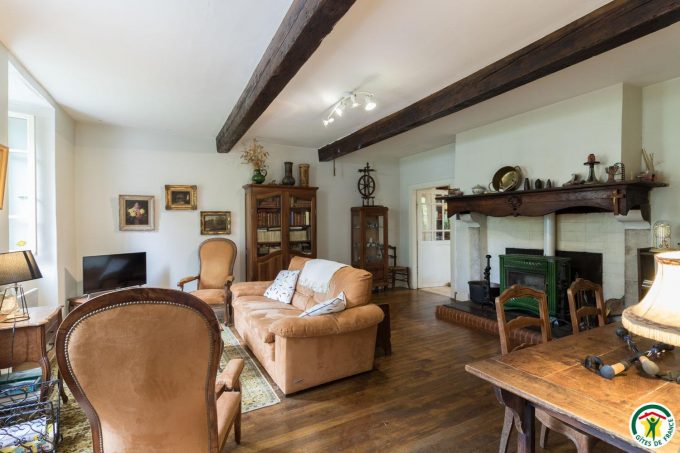 31G100403-fad9fd46c6bc473f81e4cb5d176242e2