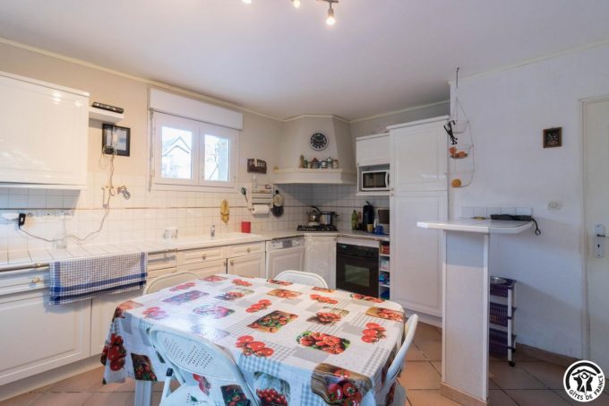 31G100445-c6678a8832d04d248490f4b1883896a8