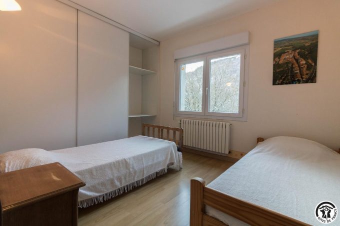 31G100445-cfab6c1f549642f4b04bdcff857a146b