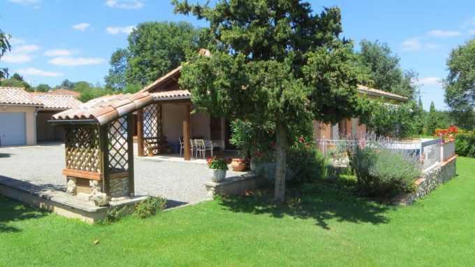 31G100475-d83df2ff72d84dd69d042d47f0a9db98