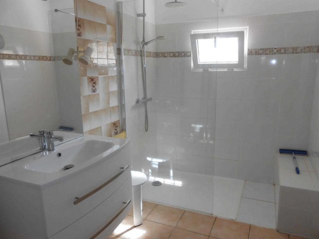 31G100513-697941cf323d4a469fe2188e8f3f2178
