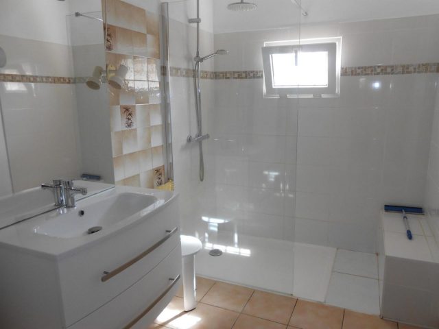 31G100513-9a0e20542c214feeb0c28afa1b2472ca