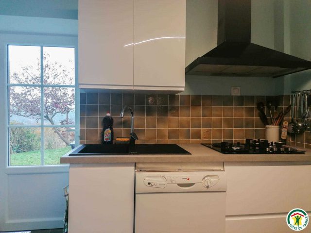 31G100527-25e339f4a0e44e13a1ff86268a444fbb