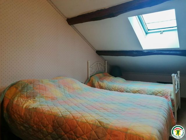 31G100527-b7ed9646943b4554a7a5ae9ffebb26de