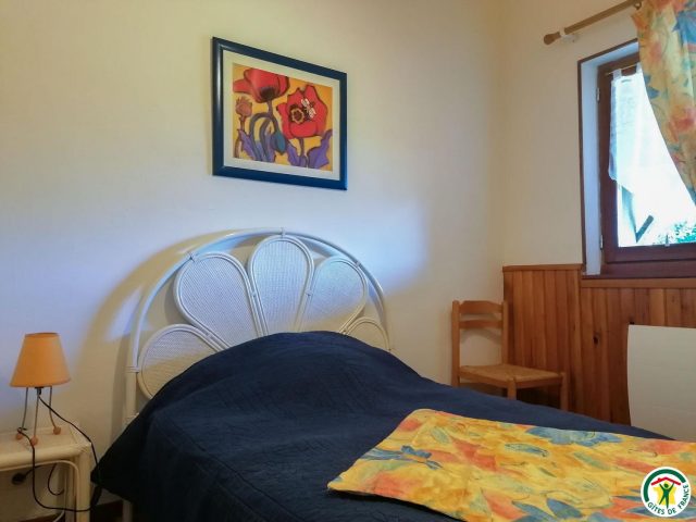 31G100544-b7f49ca706044a91bec88a8d4c1a59a3