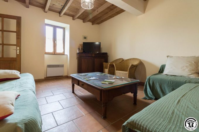 31G100545-b043ff910a994c2698f9c49cc48853d7