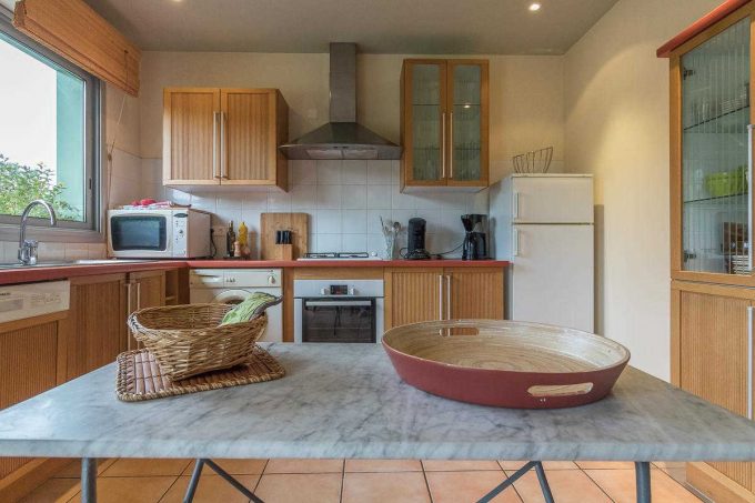 31G100587-9a08386438df4f0bb859cc0bda741c6a