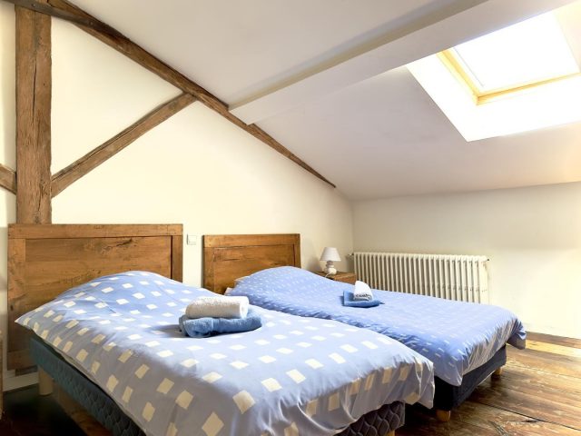 31G100588-211e8c5ee0a0415ca4d6bb6078db7c95