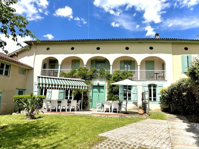 31G100588-670d9eee59794478a1c7ea4ee3ebe537