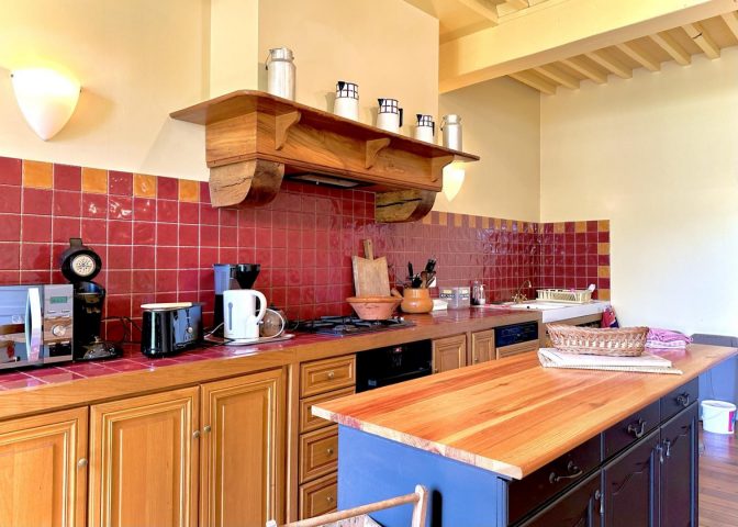 31G100588-93b01de505c44e13828d3a8a5d482f51