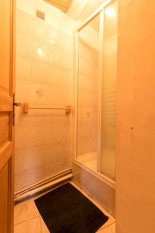 31G100592-2e976a4659144a08b84e5454b325eed9