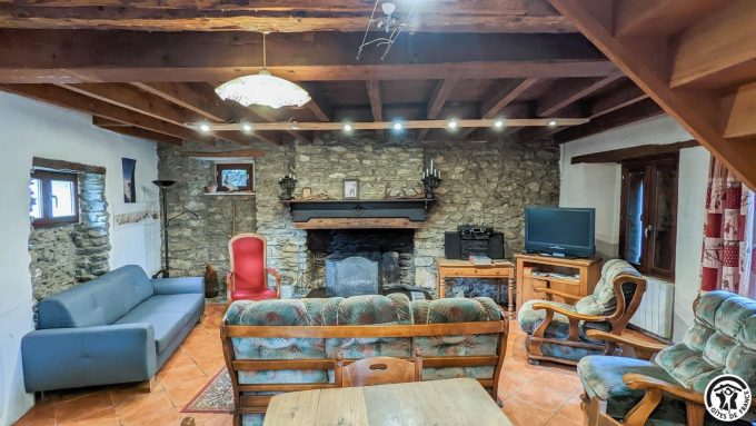 31G100592-9a5128f6fb874d52afb4aa1162eddd3a