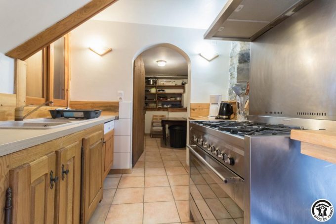 31G100612-092ecf4d0d0842b09c3c31f5701839fa