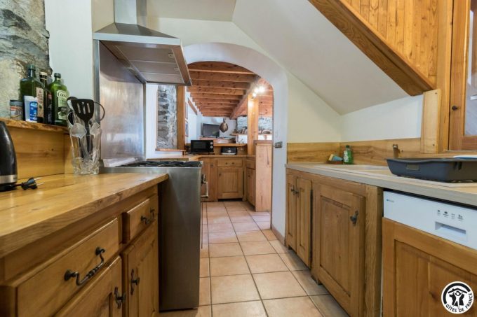 31G100612-208ebcad07fe43528719d112b2d30df4