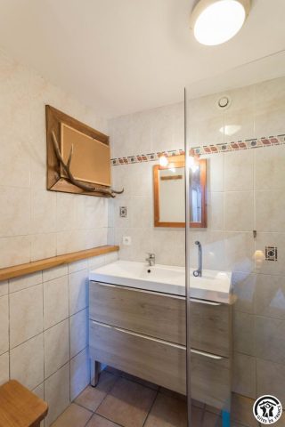 31G100612-30dca2fa0e174cc1a6611a50d197d350