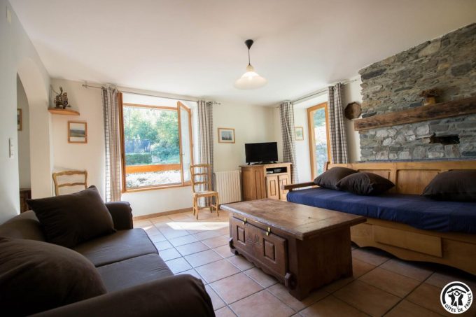 31G100612-785679a6e5cd413f9483f85e4eb52e8d