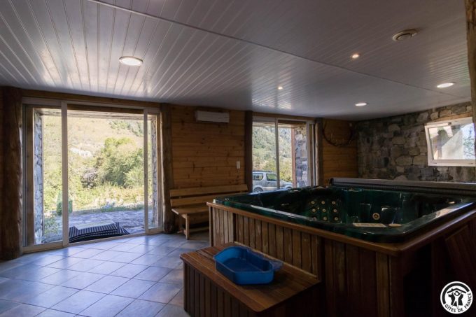 31G100612-ba4b7daf8d95440db65942ac5bd0a304