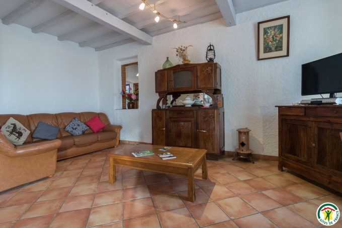 31G100642-6d5c3fc92fd04887b3d40aae078e7de6