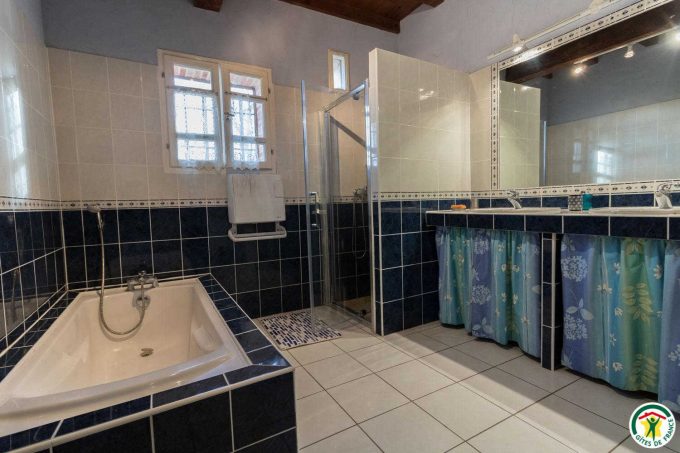 31G100642-b18fb7d7fbb34aa798464ba66b8db355