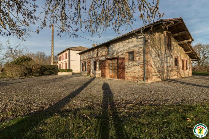 31G100642-c0e06347850e4328b086796714408701