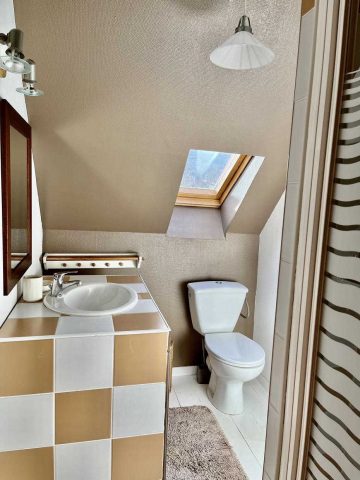 31G100712-74ae93d361f74a97a7df0d9676df9418